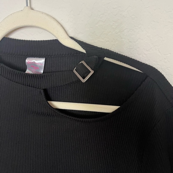 Black top with left shoulder detail showing, size XXL - Picture 2 of 4